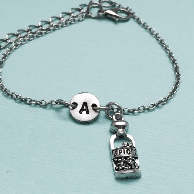 Gewürz-Bettelarmband, Gewürz-Charme, Zieharmband, Gewürz, Personalisiertes Armband, Anfängliche Monogramm von Toodaughters