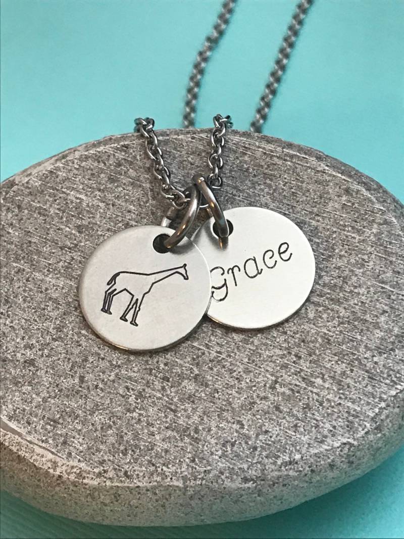 Giraffe Halskette, Schmuck, Tierliebhaber Giraffe, Individuelle Namenskette, Personalisiertes Namensgeschenk, Giraffengeschenk, Tierhalskette von Toodaughters