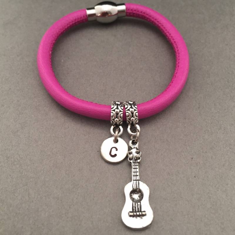 Gitarre-Leder-Armband, Bettelarmband Gitarre, Leder Armreif, Personalisierte Armband, Erste Monogramm von Toodaughters