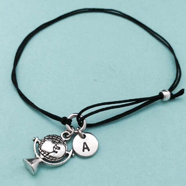 Globus Schnur Armband, Globe Bettelarmband, Verstellbare Personalisierte Initial, Monogramm von Toodaughters