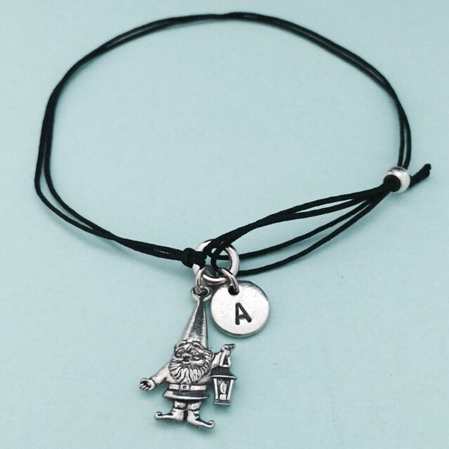 Gnome Schnur Armband, Bettelarmband Gnome, Verstellbare Bettelarmband, Personalisierte Erste Monogramm von Toodaughters