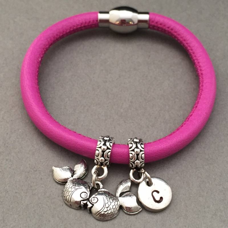 Goldfisch Küssen Lederarmband, Bettelarmband, Leder Armreif, Personalisierte Armband, Erste Armband Monogramm von Toodaughters