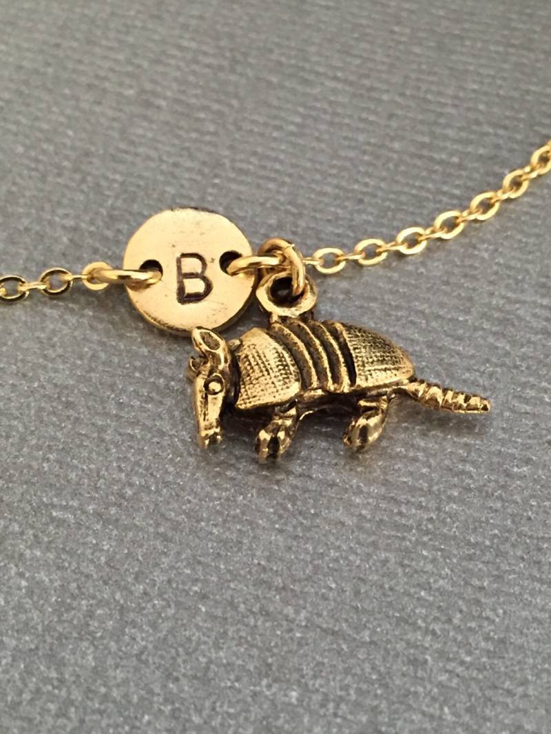 Gürteltier Charm Armband, Charme, Zieharmband, Tier, Personalisiertes Anfängliche Monogramm von Toodaughters