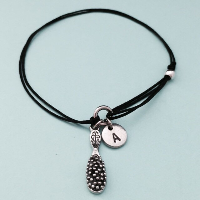 Haarbürste Schnur Armband, Bettelarmband Haarbürste, Verstellbare Bettelarmband, Personalisierte Erste Monogramm von Toodaughters