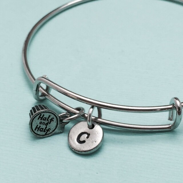 Halb Und Halb-Armreif, Halb Bettelarmband, Erweiterbare Armreif, Charm Armband, Personalisiertes Anfängliche Monogramm von Toodaughters