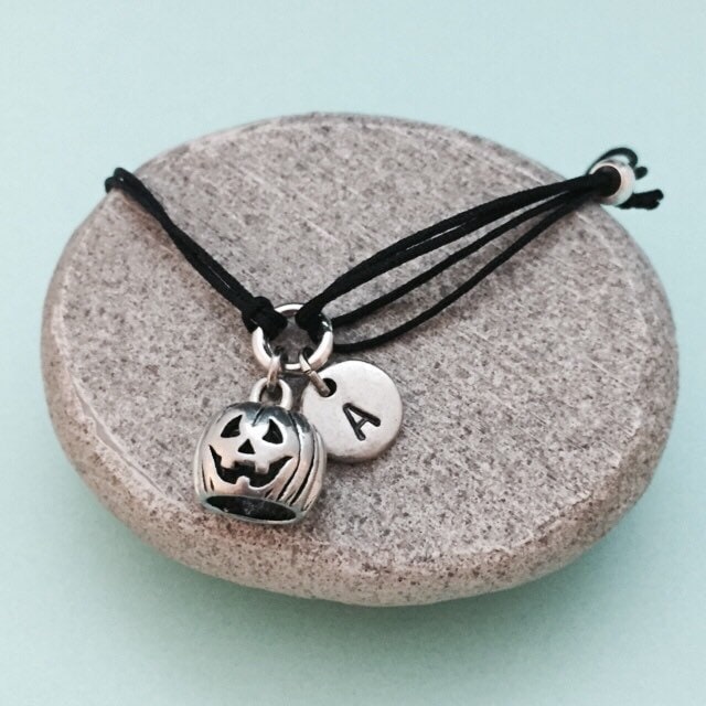 Halloween Kürbis Schnur Armband, Bettelarmband, Verstellbare Personalisierte, Initial, Monogramm von Toodaughters