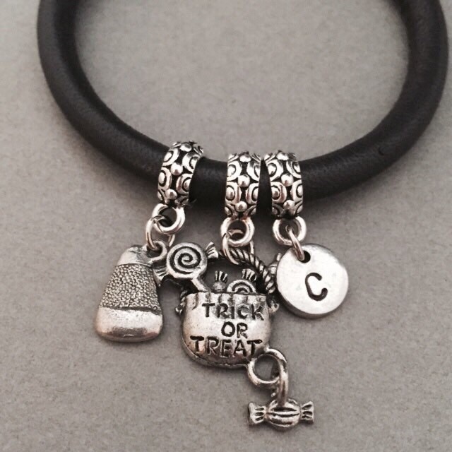 Halloween Unter Dem Motto Lederarmband, Themed Charm Armband, Leder Personalisierte Initial, Monogramm von Toodaughters
