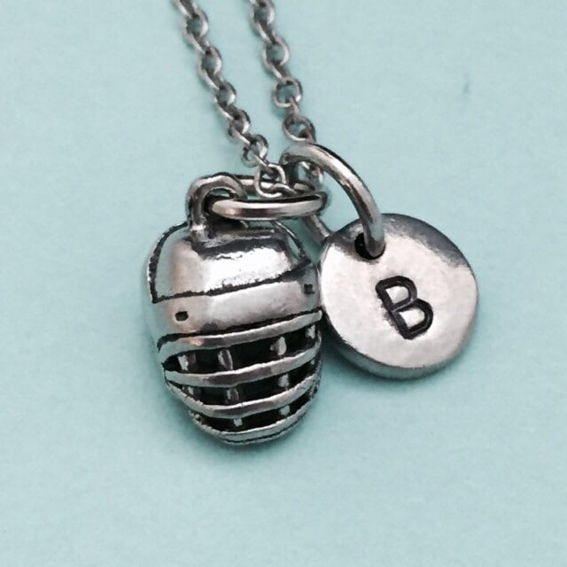 Helm-Halskette, Helm Charme, Hockey-Halskette, Personalisierte Halskette, Erste Ursprünglichen Monogramm von Toodaughters