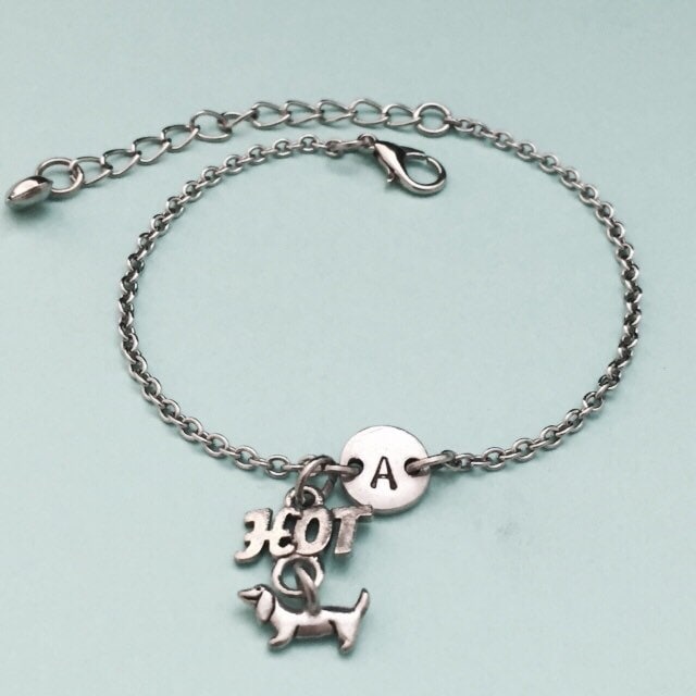 Hot-Dog Bettelarmband, Hot-Dog-Charme, Verstellbare Armband, Hund, Personalisierte Initial, Monogramm von Toodaughters