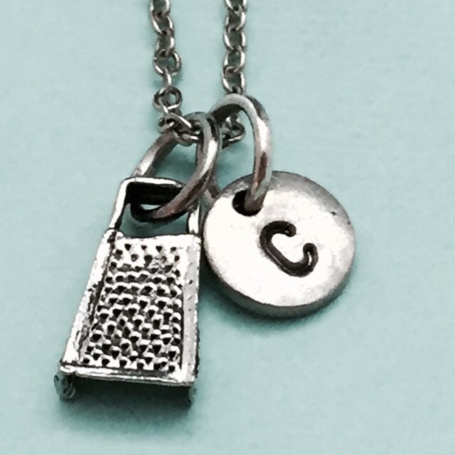 Käse Reibe Halskette, Charme, Utensil Personalisierte Collier, Anfängliche Ursprünglichen Monogramm von Toodaughters