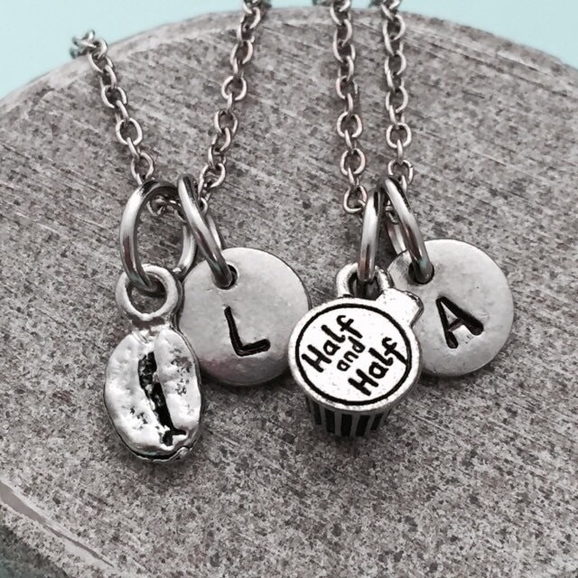 Kaffee Thema Halskette, Charme, Trinken Personalisierte Erste Kette, Monogramm von Toodaughters