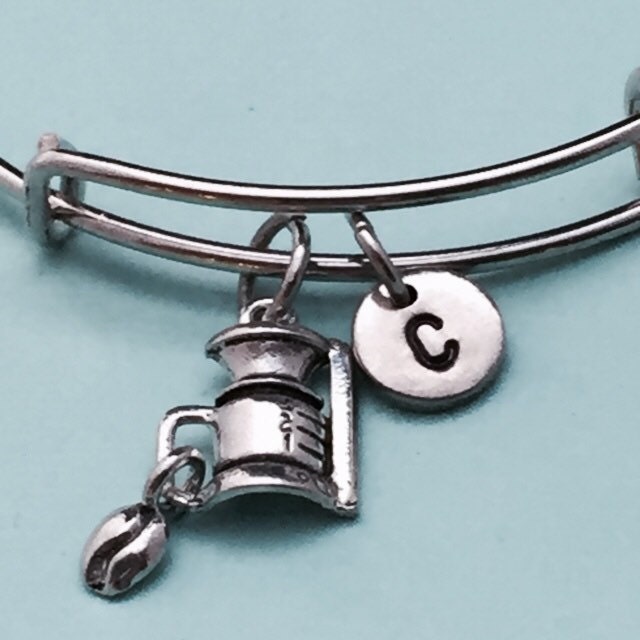Kaffee-Topf-Armreif, Kaffee Topf Bettelarmband, Erweiterbare Armreif, Charm Personalisierte Armband, Erste Monogramm von Toodaughters