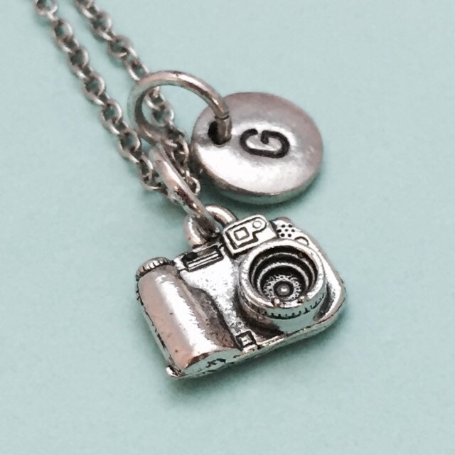 Kamera-Halskette, Kamera Charme, Bilder, Personalisierte Collier, Anfängliche Halskette, Ursprünglichen Monogramm Kamera-Halskette, Kamera Charme, Bilder, Personalisierte Collier, Anfängliche Halskette, Ursprünglichen Monogramm von Toodaughters