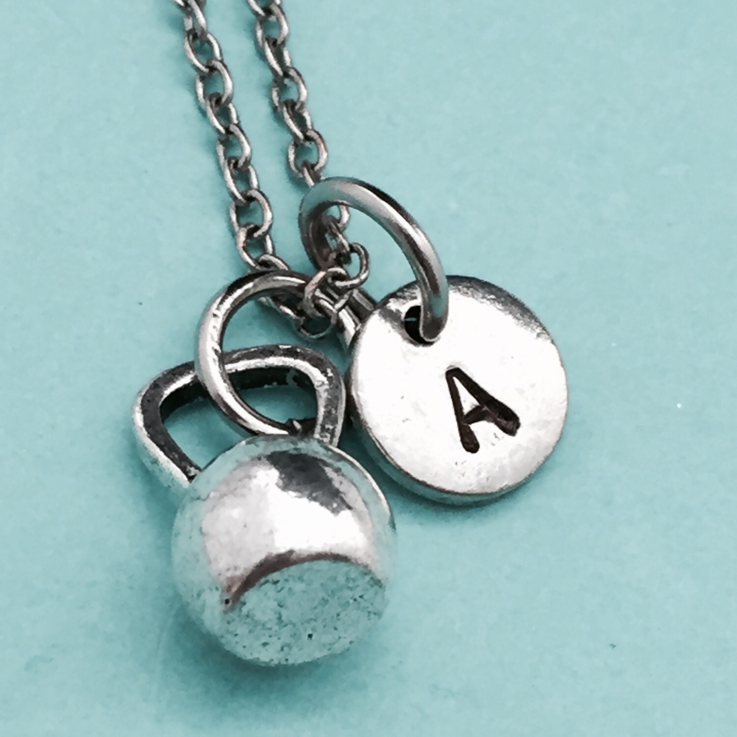 Kettlebell-Halskette, Kettlebell Charme, Gewicht Halskette, Personalisierte Erste Kette, Monogramm von Toodaughters