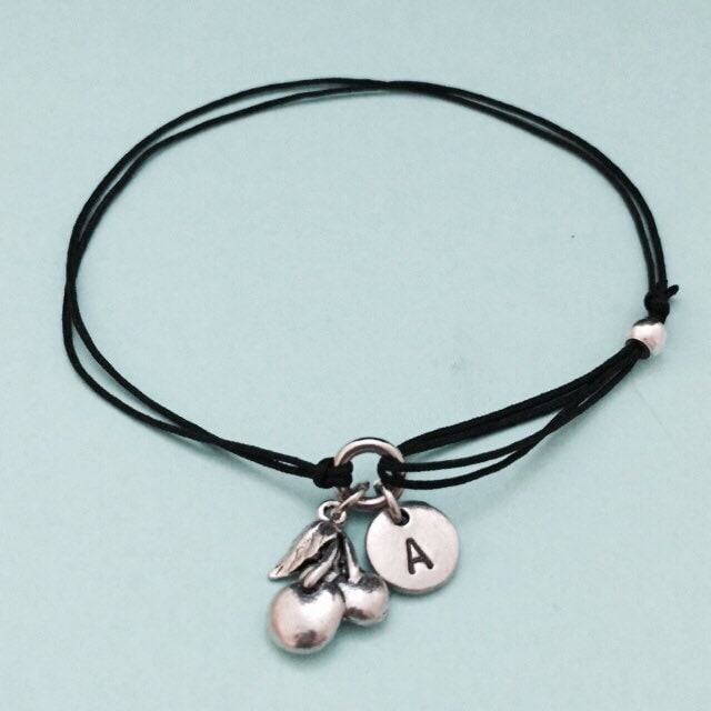 Kirschen Schnur Armband, Charm Verstellbare Bettelarmband, Personalisierte Initial, Monogramm von Toodaughters