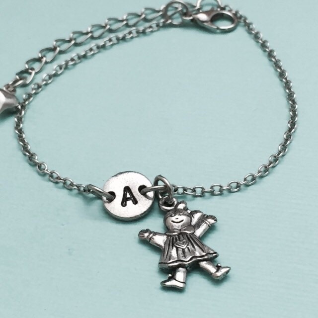 Kleines Mädchen Charm Armband, Kleines Charme, Zieharmband, Mädchen, Personalisiertes Anfängliche Monogramm von Toodaughters