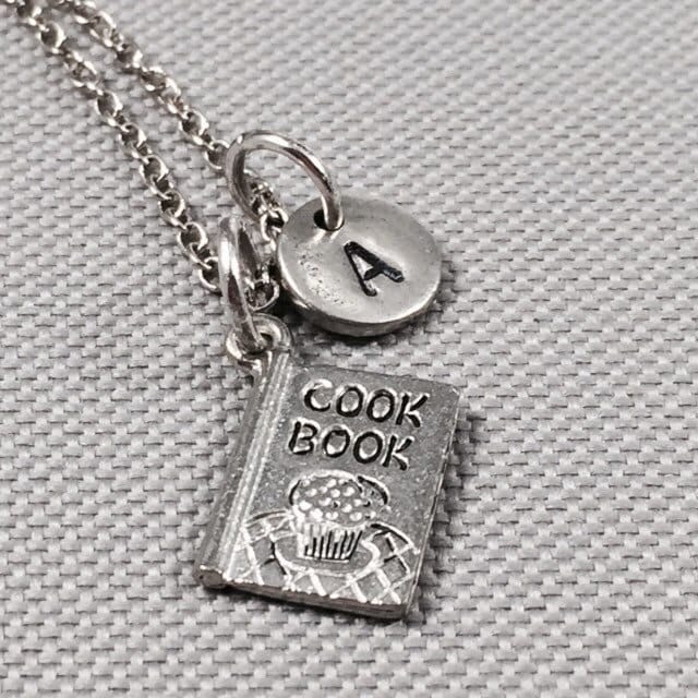 Koch Buch Charm Halskette, Kochbuch, Koch-Buch-Halskette, Charme, Personalisieren, Collier, Ursprünglichen Monogramm von Toodaughters