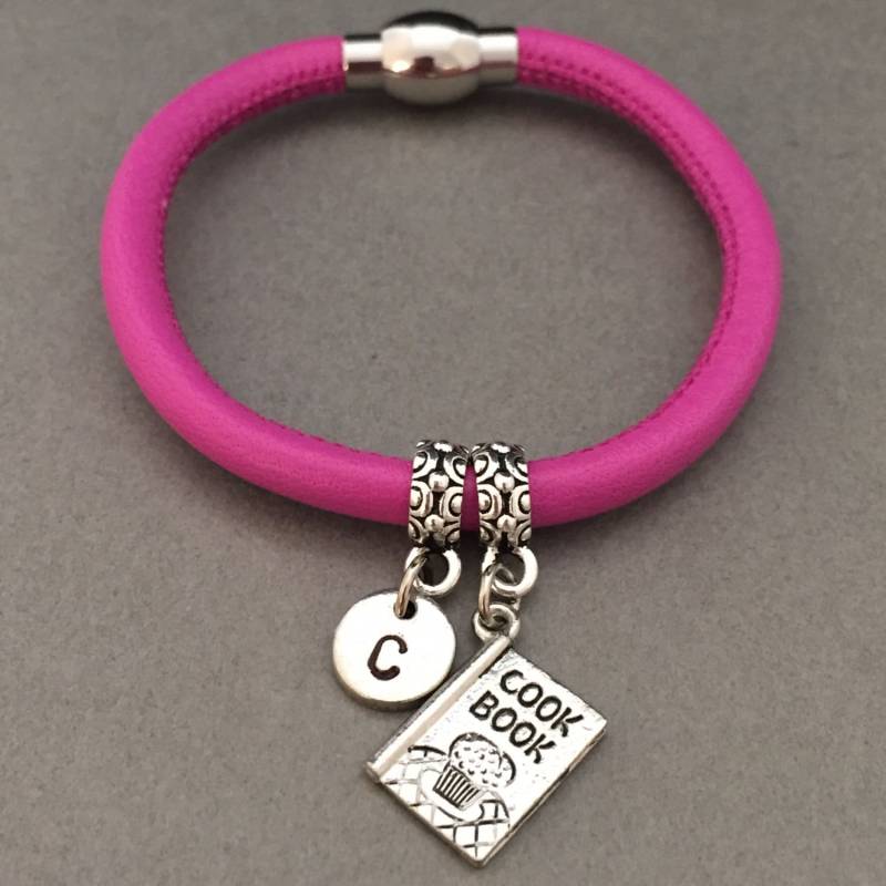 Koch Buch Lederarmband, Charme, Leder Armreif, Personalisierte Armband, Erste Monogramm von Toodaughters