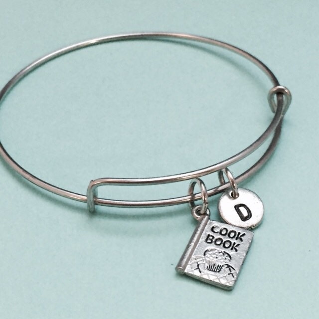 Kochen Sie Buch Armreif, Koch-Buch-Armband, Koch Charme, Erweiterbar Armband, Personalisiertes Charm Monogramm, Anfängliche Armband von Toodaughters