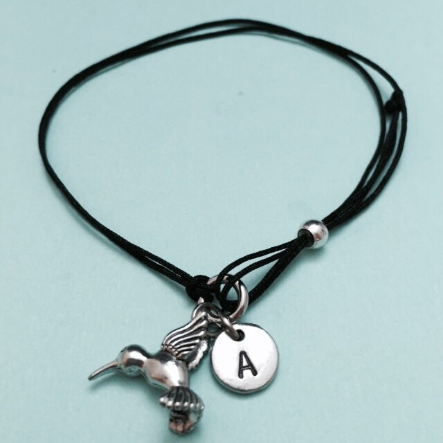 Kolibri-Kordel-Armband, Kolibri Bettelarmband, Verstellbare Armband, Anfängliche Monogram, Personalisieren Armband von Toodaughters