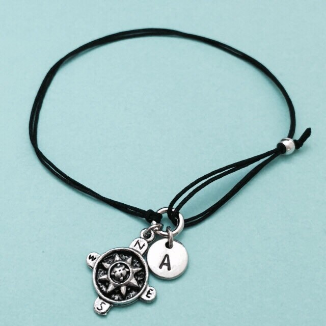 Kompass-Schnur Armband, Kompass Bettelarmband, Verstellbare Personalisierte Erste Monogramm von Toodaughters