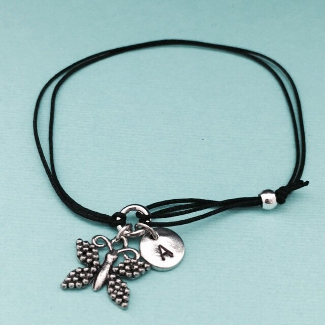 Kordel-Armband Schmetterling, Schmetterling Charm Armband, Verstellbare Bettelarmband, Personalisierte Initial, Monogramm von Toodaughters