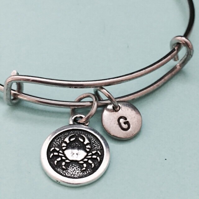 Krebs-Armreif, Krebs Bettelarmband, Erweiterbare Bangle, Charm Armreif, Personalisierte Armband, Erste Monogramm von Toodaughters