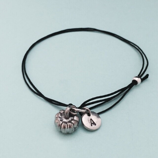 Kürbis-Schnur Armband, Kürbis Bettelarmband, Verstellbare Personalisierte Erste Monogramm von Toodaughters
