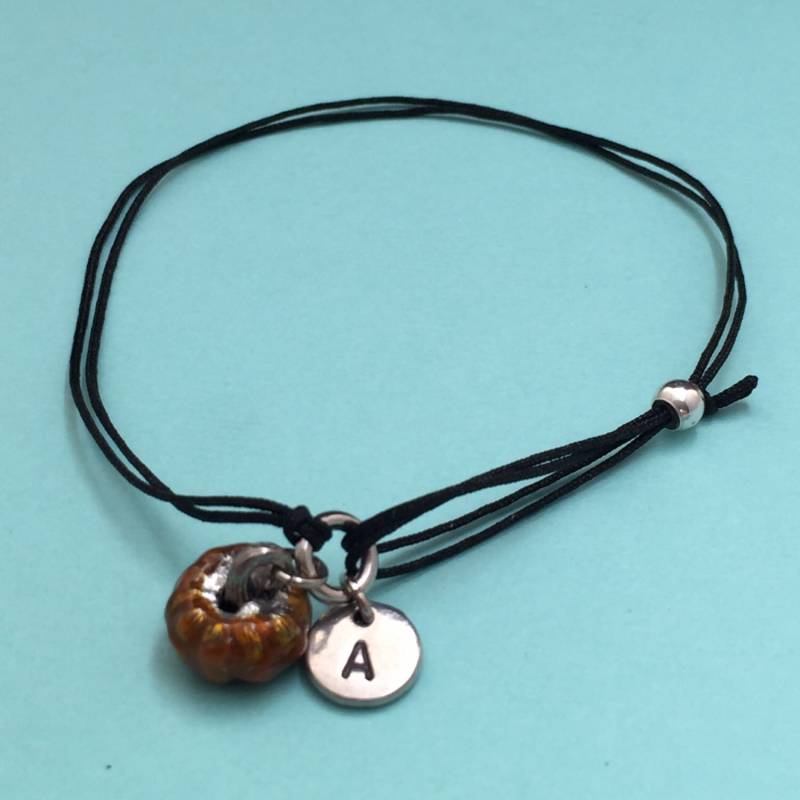 Kürbis-Schnur Armband, Kürbis Bettelarmband, Verstellbare Personalisierte Initial, Monogramm von Toodaughters