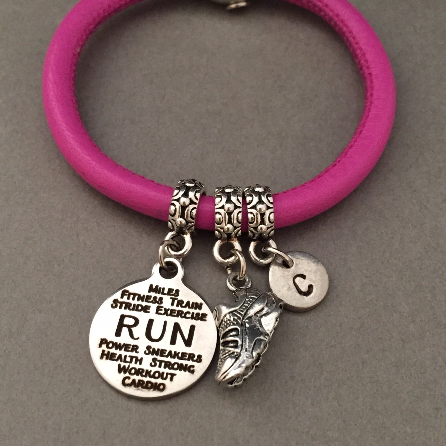 Läufer Leder-Armband, Bettelarmband Läufer, Leder Armreif, Personalisierte Armband, Erste Monogramm von Toodaughters