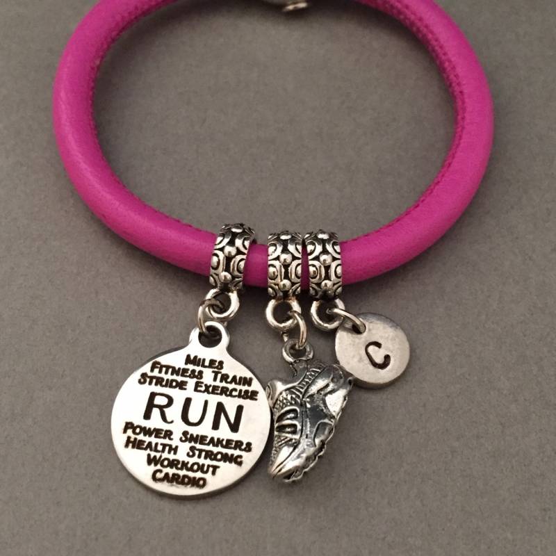 Läufer Leder-Armband, Bettelarmband Läufer, Leder Armreif, Personalisierte Armband, Erste Monogramm von Toodaughters