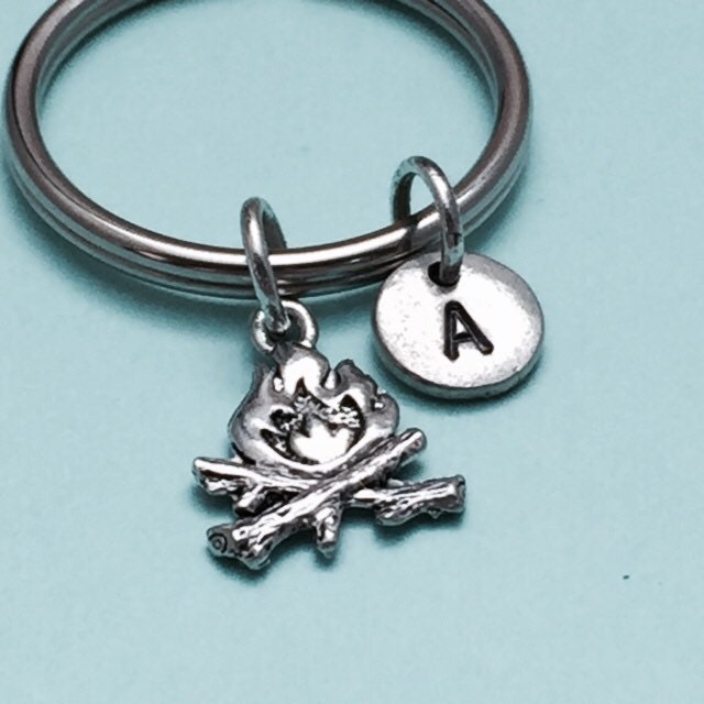 Lagerfeuer-Charme, Camping Schlüsselbund, Personalisierte Schlüsselanhänger, Anfängliche Lagerfeuer Ursprünglichen Charme, Angepasst, Monogramm von Toodaughters