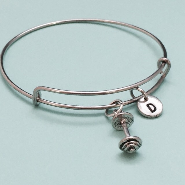 Langhantel-Armreif, Langhantel-Armband, Eignung Charme, Gewichtheben, Personalisiertes Armband, Erweiterbare Bangle, Charm Initial, Monogramm von Toodaughters