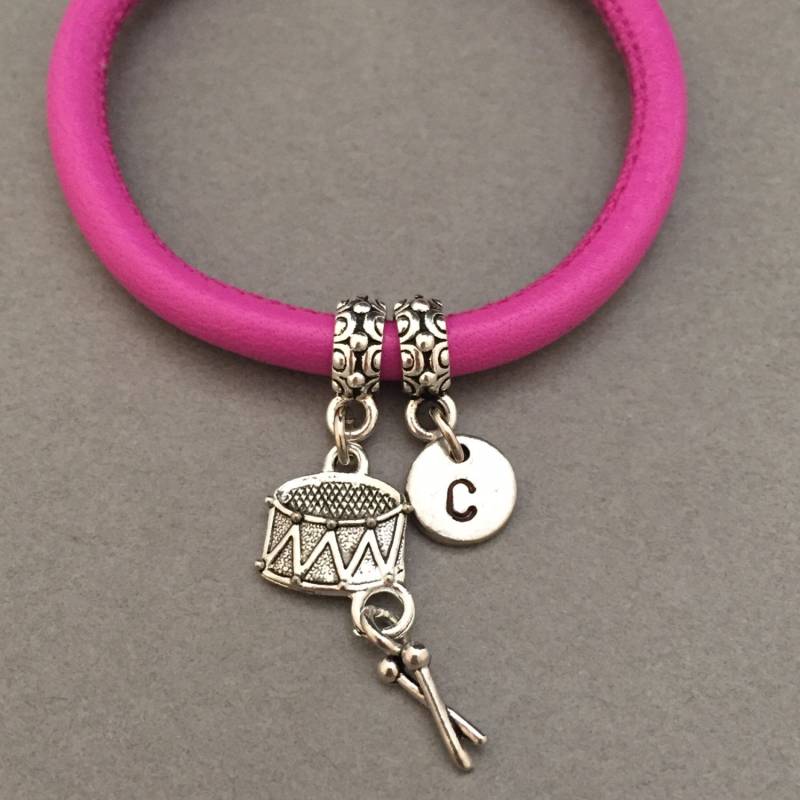 Lederarmband Drum, Drum Leder Armreif, Personalisierte Armband, Erste Bettelarmband, Monogramm von Toodaughters