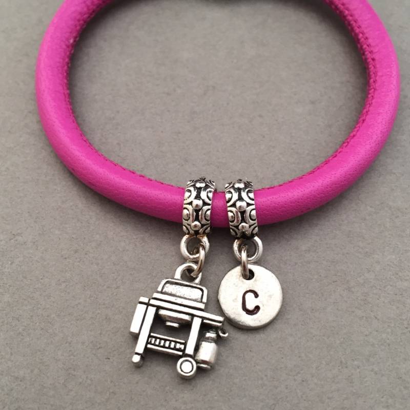 Lederarmband Grill, Grill, Leder Armreif, Personalisierte Armband, Erste Bettelarmband, Monogramm von Toodaughters