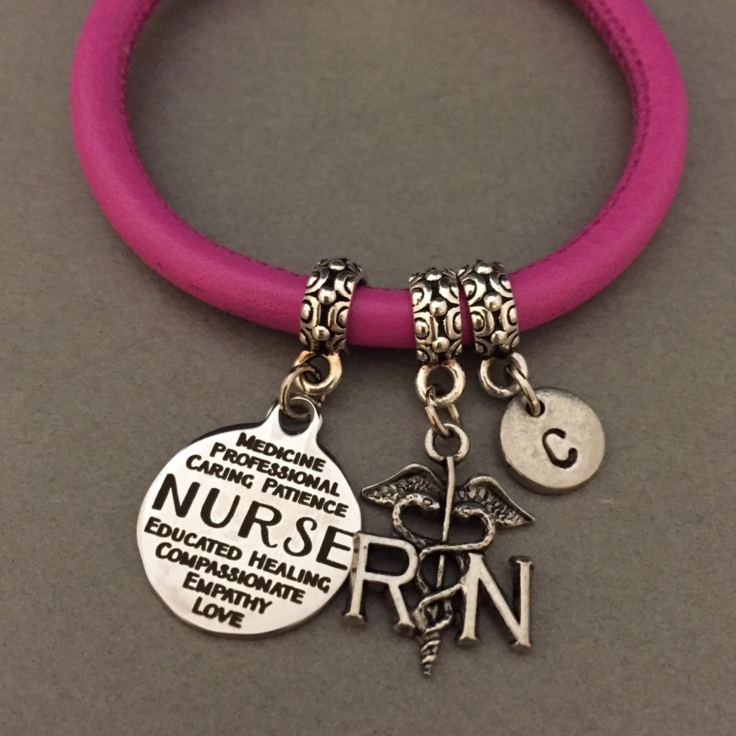 Lederarmband Krankenschwester, Krankenschwester Bettelarmband, Leder Armreif, Personalisierte Armband, Erste Monogramm von Toodaughters