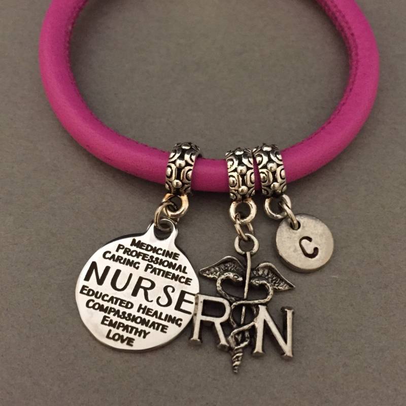 Lederarmband Krankenschwester, Krankenschwester Bettelarmband, Leder Armreif, Personalisierte Armband, Erste Monogramm von Toodaughters