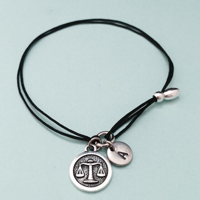 Libra Schnur Armband, Bettelarmband Waage, Verstellbare Bettelarmband, Personalisierte Erste Monogramm von Toodaughters