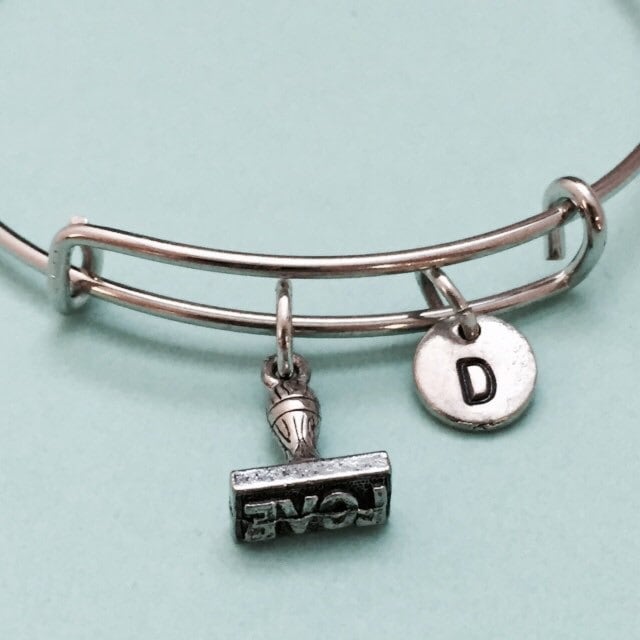 Liebe Stempel Armreif, Bettelarmband, Erweiterbare Charm Armband, Personalisiertes Initial, Monogramm von Toodaughters