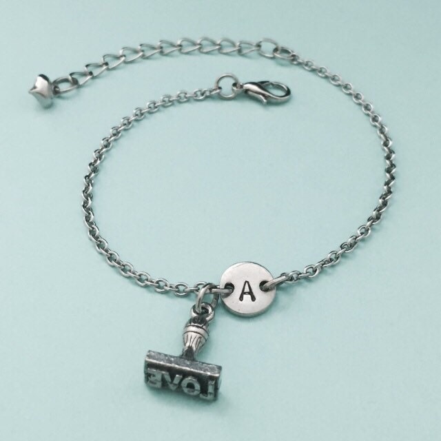 Liebe Stempel Bettelarmband, Charme, Verstellbare Armband, Liebe, Personalisierte Erste Monogramm von Toodaughters