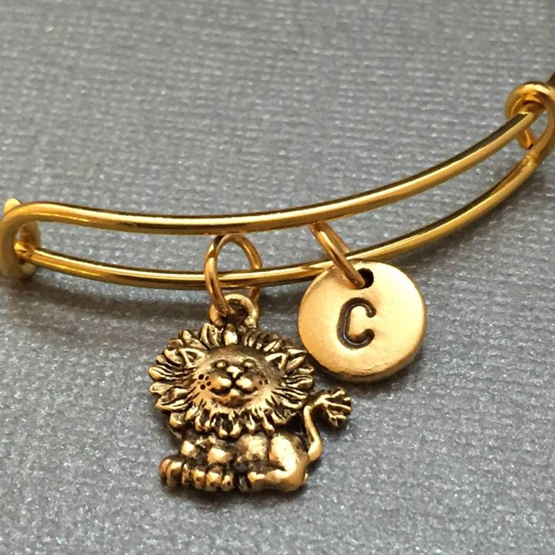Lion-Armreif Charm Löwe Erweiterbar Armreif, Charm Armband, Personalisiertes Anfängliche Monogramm von Toodaughters