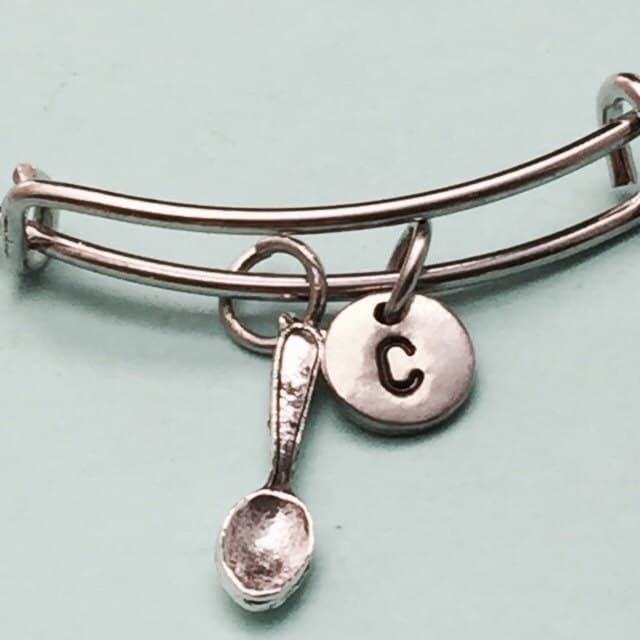 Löffel-Armreif, Löffel Bettelarmband, Erweiterbare Bangle, Charm Armreif, Personalisierte Armband, Erste Monogramm von Toodaughters
