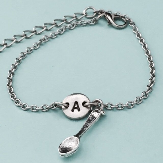 Löffel-Bettelarmband, Löffel Charme, Verstellbare Armband, Utensil, Personalisierte Erste Monogramm von Toodaughters