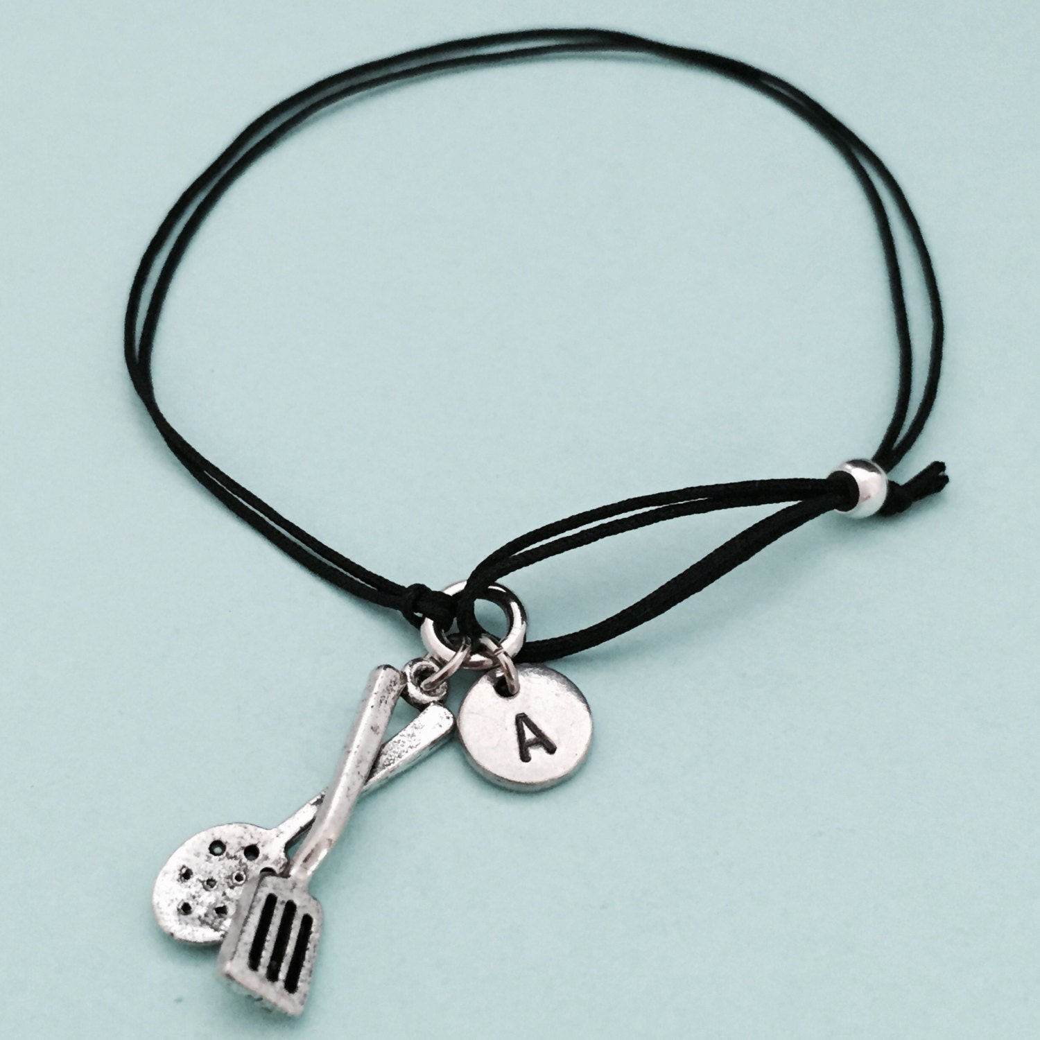 Löffel Und Spatel Schnur Armband, Bettelarmband, Verstellbare Personalisierte, Initial, Monogramm von Toodaughters