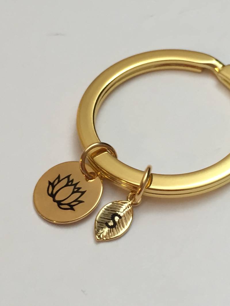 Lotus Blume Schlüsselanhänger, Anhänger, Personalisierte Erste Individuelle Monogramm von Toodaughters