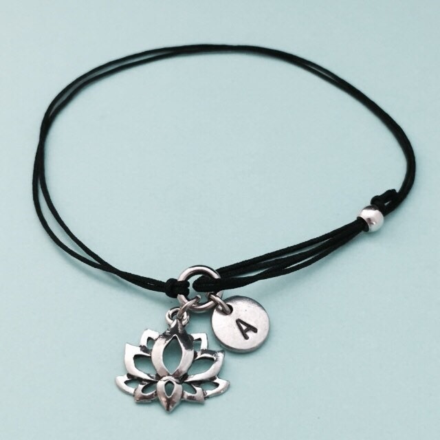 Lotus Blumenarmband, Blume Charm Armband, Verstellbare Bettelarmband, Personalisierte Armband Anfangsmonogramm von Toodaughters