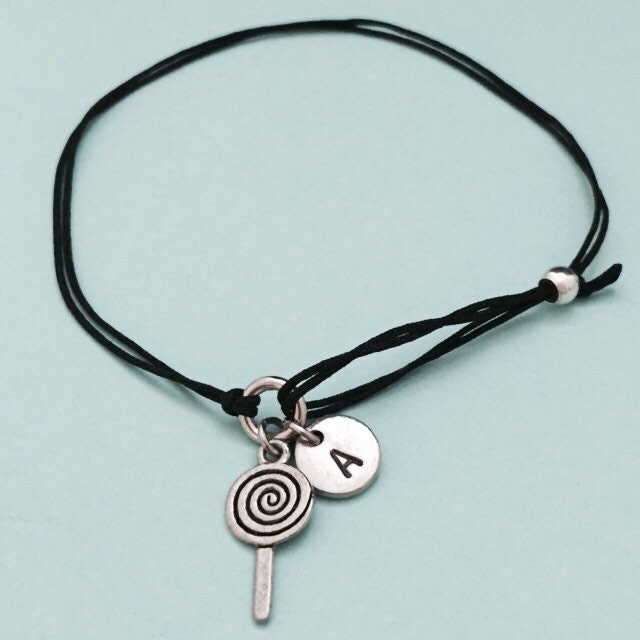 Lutscher Schnur Armband, Bettelarmband Lutscher, Verstellbare Bettelarmband, Personalisierte Initial, Monogramm von Toodaughters