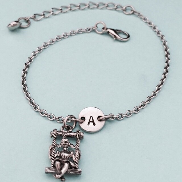 Mädchen Auf Schaukel Bettelarmband, Der Charme, Verstellbare Armband, Schaukel, Personalisierte Initial, Monogramm von Toodaughters