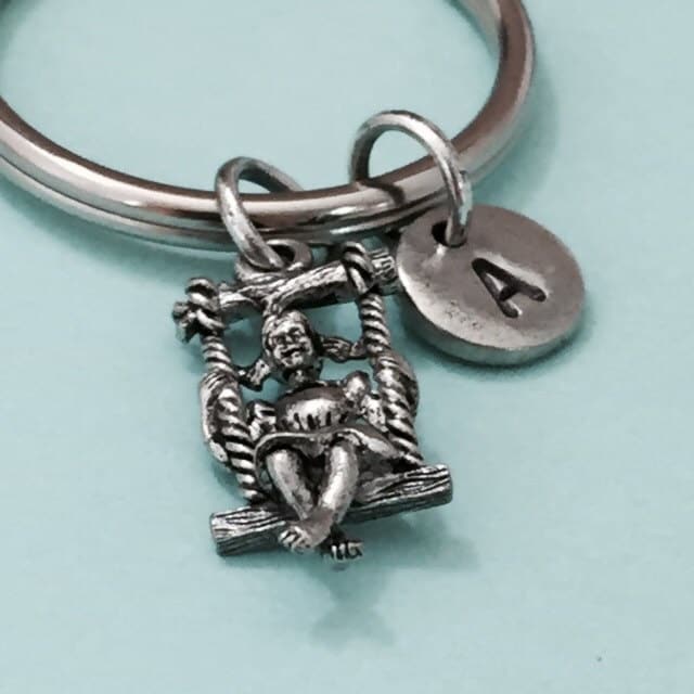 Mädchen Auf Schaukel Schlüsselanhänger, Charme, Personalisierter Anfangsschlüsselbund, Anfangscharme, Besonders Angefertigt, Monogramm von Toodaughters