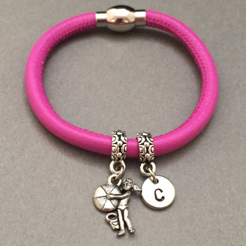 Mädchen Mit Ball-Leder-Armband, Kugel-Armband, Leder Armband, Personalisierte Erste Armband Monogramm Mädchen Mit Ball-Leder-Armband, Kugel-Armband, Leder Armband, Personalisierte Erste Armband Monogramm von Toodaughters